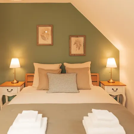 Dans Manoir Avec Piscine Face Au Golf D'uriage *